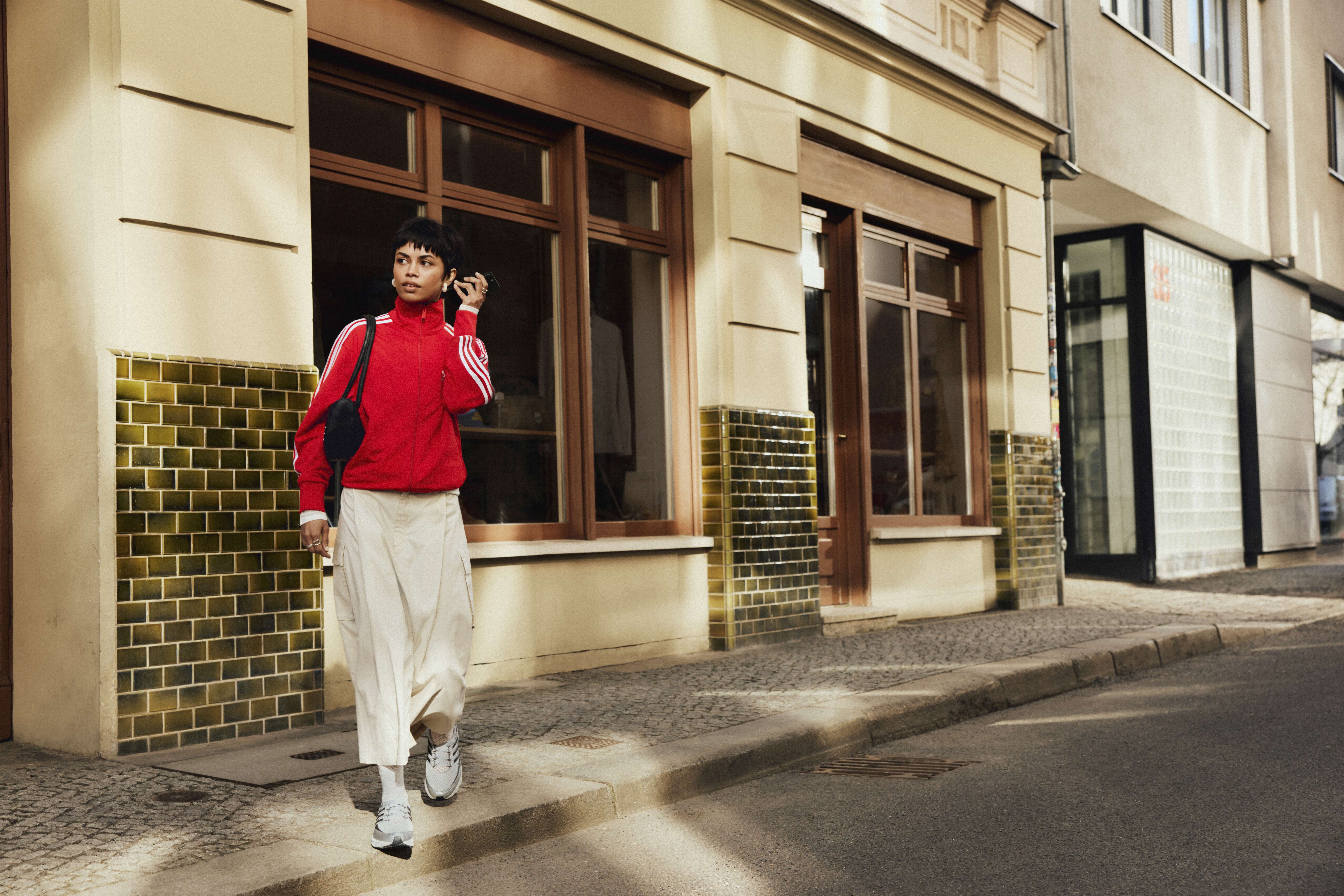 Modell ADIDAS ORIGINALS tänavariietust kandes