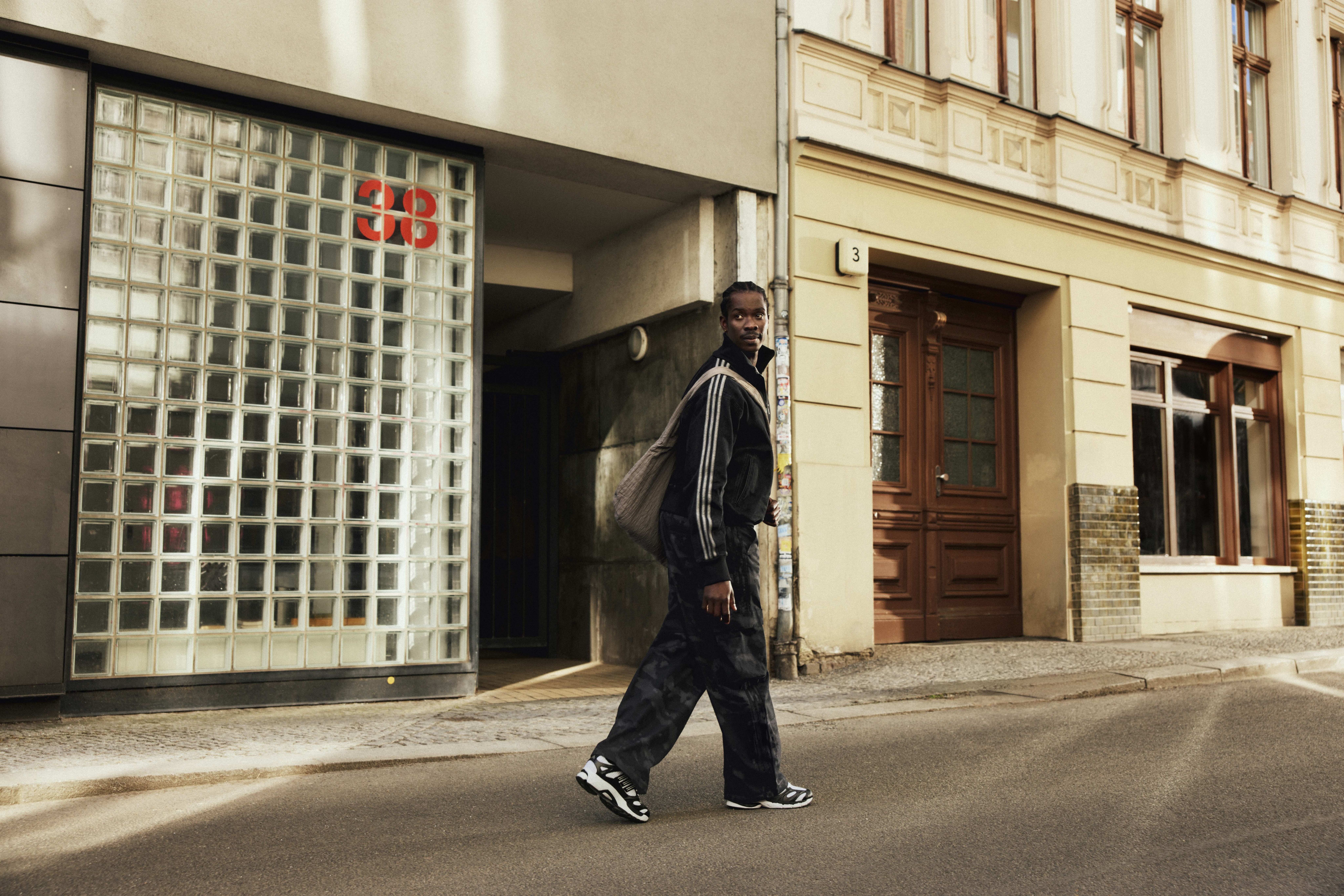 Modell ADIDAS ORIGINALS tänavariietust kandes